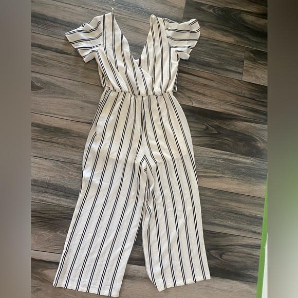 Woman’s romper white pin stripped size Small NEW with tags - Picture 5 of 6